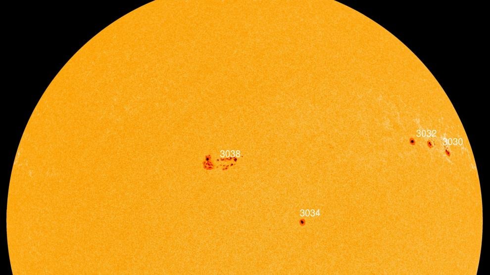 Una mancha solar gigante duplica su tamaño en 24 horas y apunta directa a la Tierra