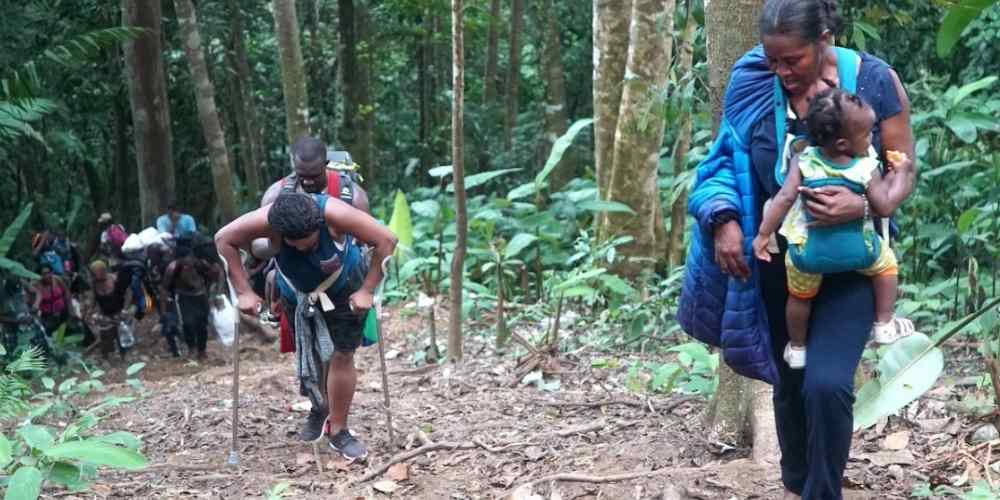 Panamá y Colombia evaluarán una “ruta segura” para que migrantes no crucen la selva del Darién