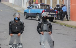 Policía de Nicaragua se lleva al obispo Rolando Álvarez perseguido por el régimen de Daniel Ortega
