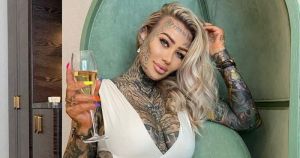 Ella es Becky Holt… una usuaria de OnlyFans que afirma tener la vagina más tatuada del mundo (FOTOS + DIOSS)