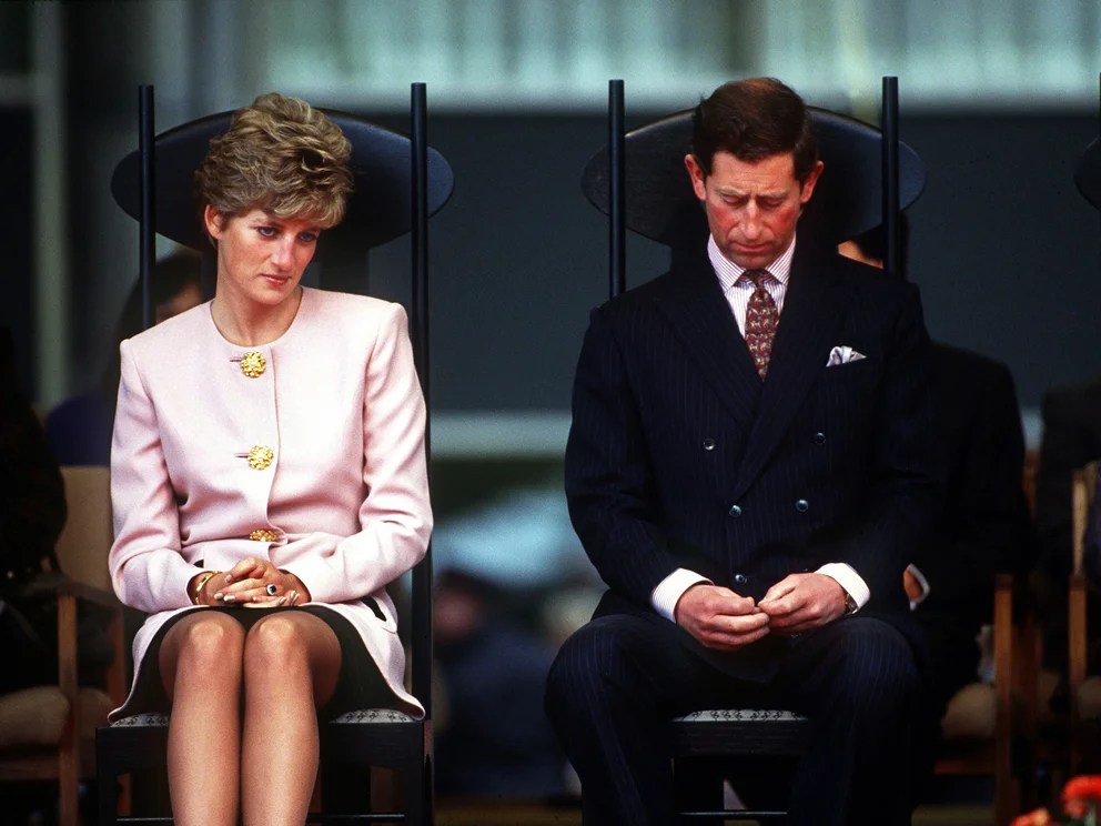 La venganza del príncipe Carlos a Lady Di: 180 minutos de filmación y un libro que indigestó a los Windsor