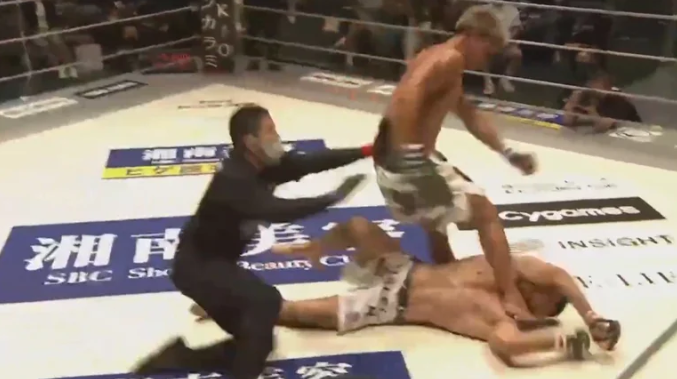 Indignación en el mundo de las artes marciales mixtas: noqueó y remató con una patada en la cara a su rival (VIDEO)