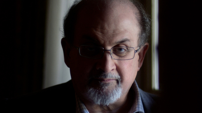 Los médicos retiran el respirador artificial a Salman Rushdie y recupera el habla