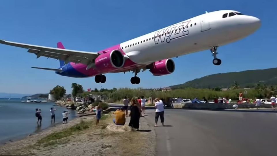 De infarto: El tenso momento en que avión roza las cabezas de turistas al aterrizar en una playa (VIDEO)