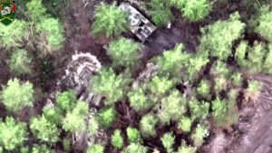 EN VIDEO: Tropas ucranianas descubrieron un cuartel ruso en el bosque y le hicieron ¡kaboom!