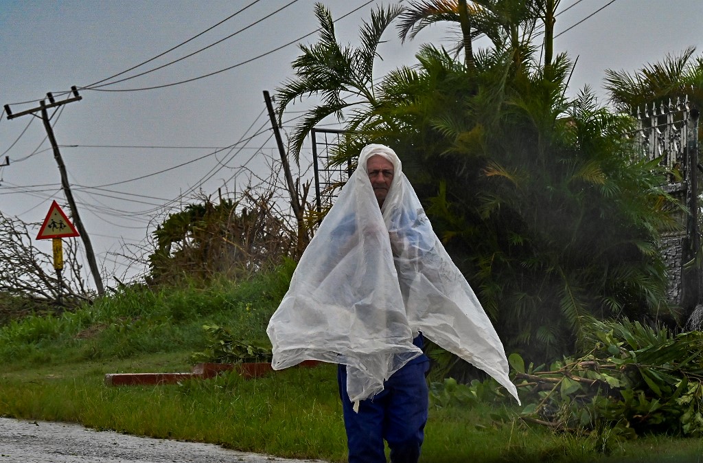 El amenazador huracán Ian se aproxima a Florida con vientos de casi 200 km/ph