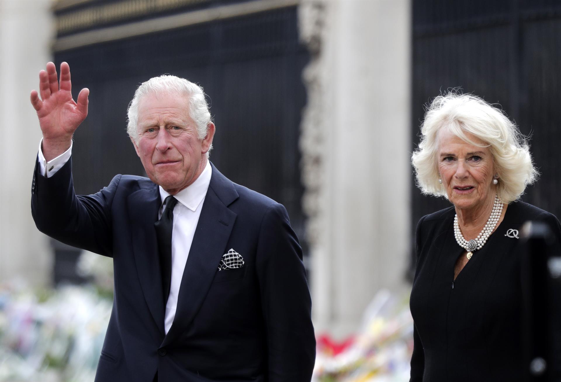 El rey Carlos III y Camila posan para nuevos retratos oficiales antes de la coronación (FOTOS)