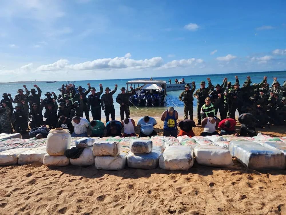 Fanb detuvo a 12 sujetos por llevar 89 bultos de droga en una embarcación en Falcón