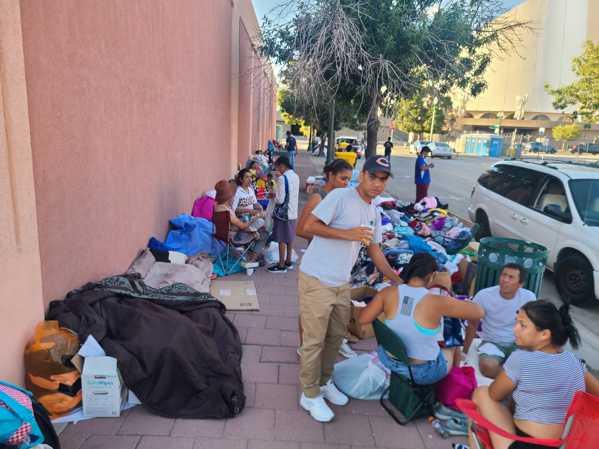 Venezolanos llevan cuatro días en las calles de El Paso, a la espera de autobuses a Nueva York (Videos)