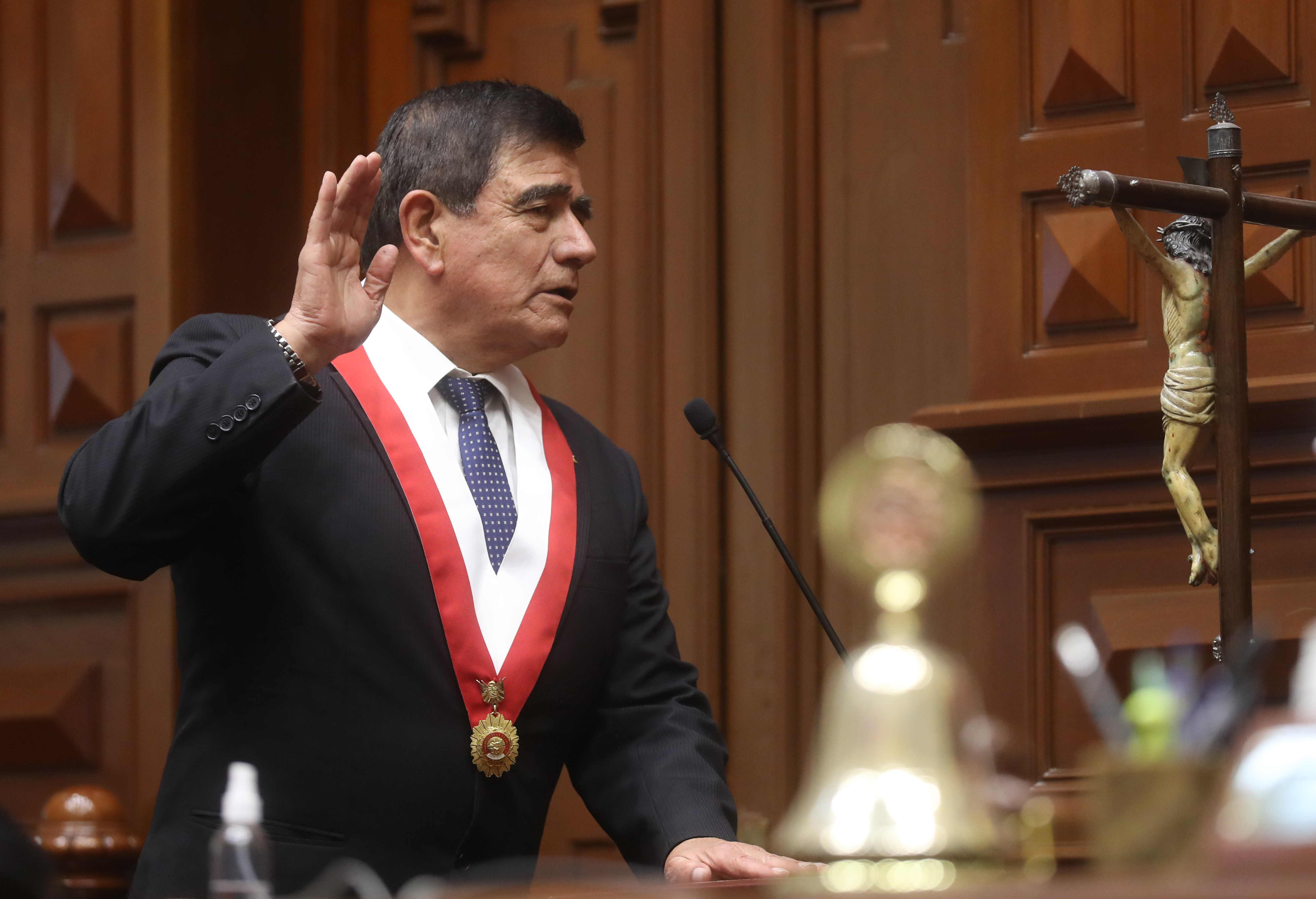 Excomandante de las Fuerzas Armadas de Perú fue elegido como presidente del Congreso