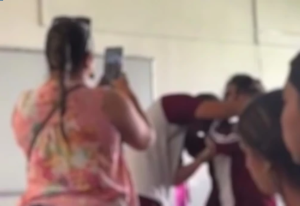 Alumna intentó golpear a la maestra y un estudiante intervino para defenderla (VIDEO)