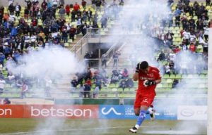 Bomba de ruido contra arquero en clásico de Chile ocasiona suspensión del partido