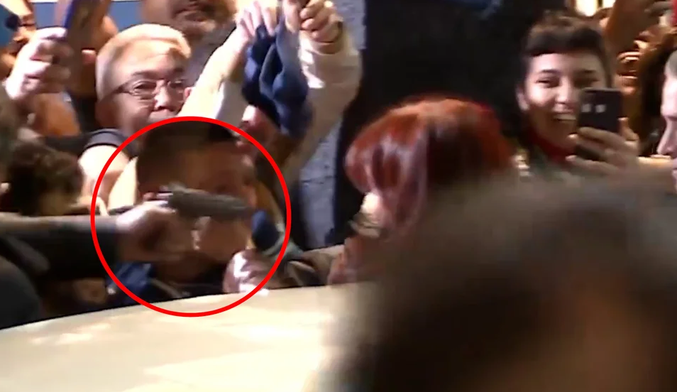 Agresor intentó dispararle a Cristina Fernández de Kirchner pero se le engatilló el arma (VIDEO)