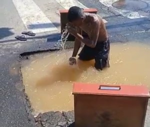 Graban a joven bañándose en una “tronera” que apareció en la urbanización Alberto Ravell de El Valle (VIDEO)