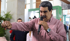 Maduro le promete a los docentes “bolsos cacherosos” y zapatos en vez de salarios dignos