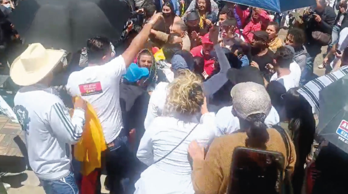 Colombianos a favor y en contra de Gustavo Petro se agreden entre sí durante protesta (Video)