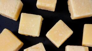 Así es el queso más duro del mundo: se hace con la leche de un animal que ni conocías y puede tardar horas en masticarse
