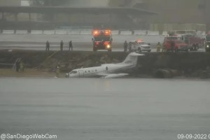 Avión de la Armada se estrelló a orillas de la bahía de San Diego y todo quedó captado en VIDEO