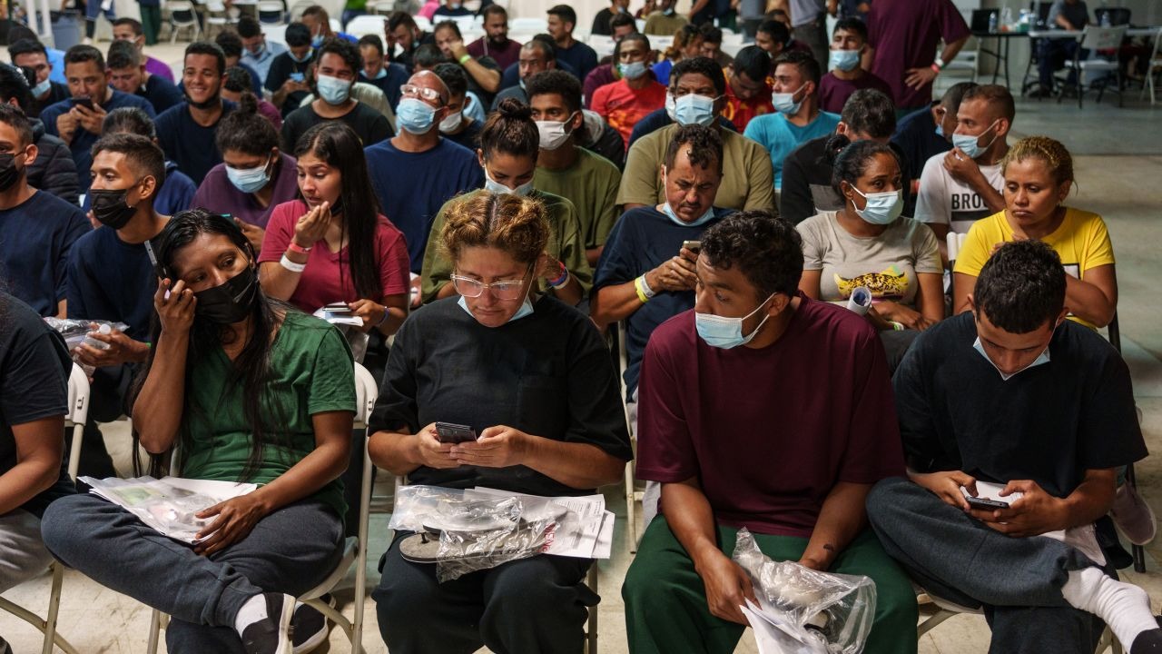 Un control en El Paso revela los miles de migrantes que atiende, y cuántos envía al norte en autobuses