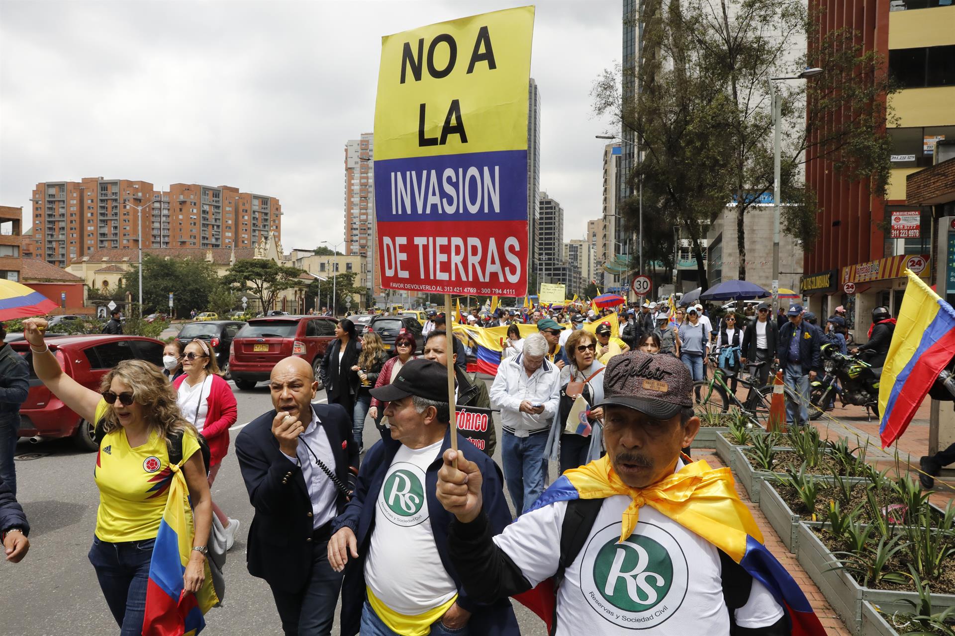 Miles de personas protestan en Colombia contra medidas del Gobierno de Petro