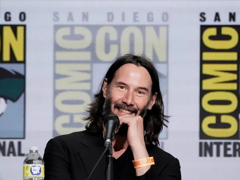 La reacción de Keanu Reeves tras ver la peor película de Marvel en un avión