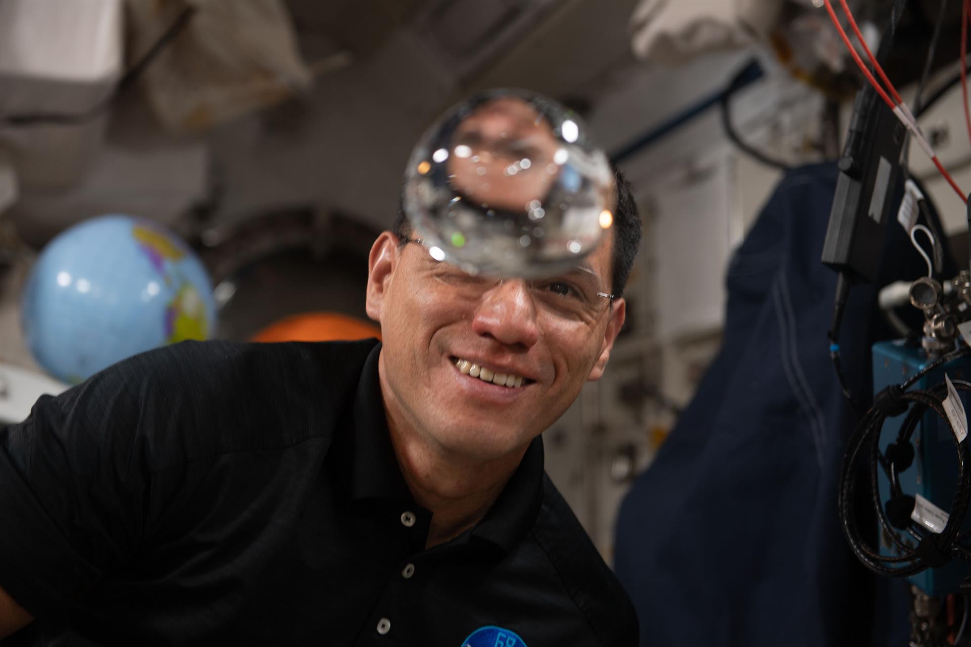 Astronauta de origen latino bromea desde el espacio: “La comida no es tan rica”