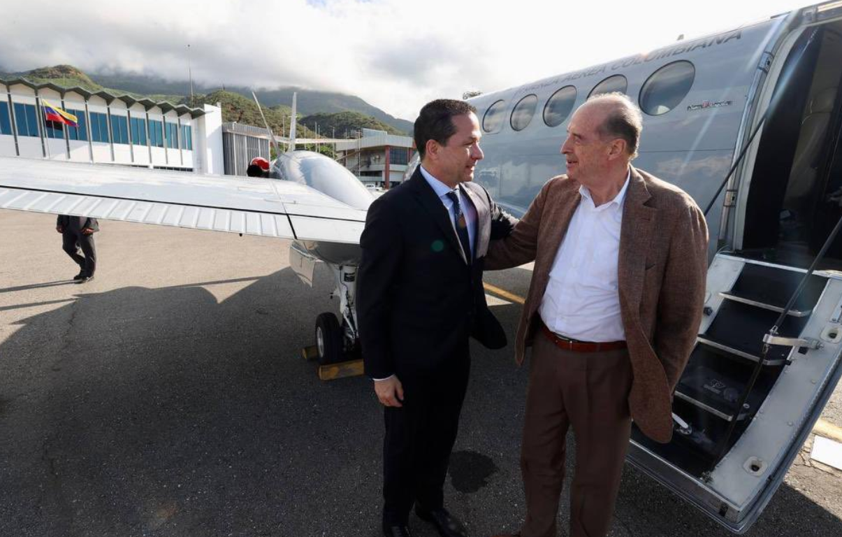 Canciller colombiano llegó a Venezuela para reunirse con el chavismo (Fotos)