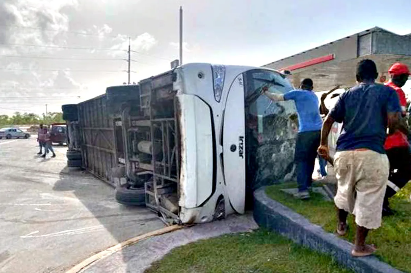 Tragedia en Punta Cana: volcó un autobús con 48 turistas a bordo