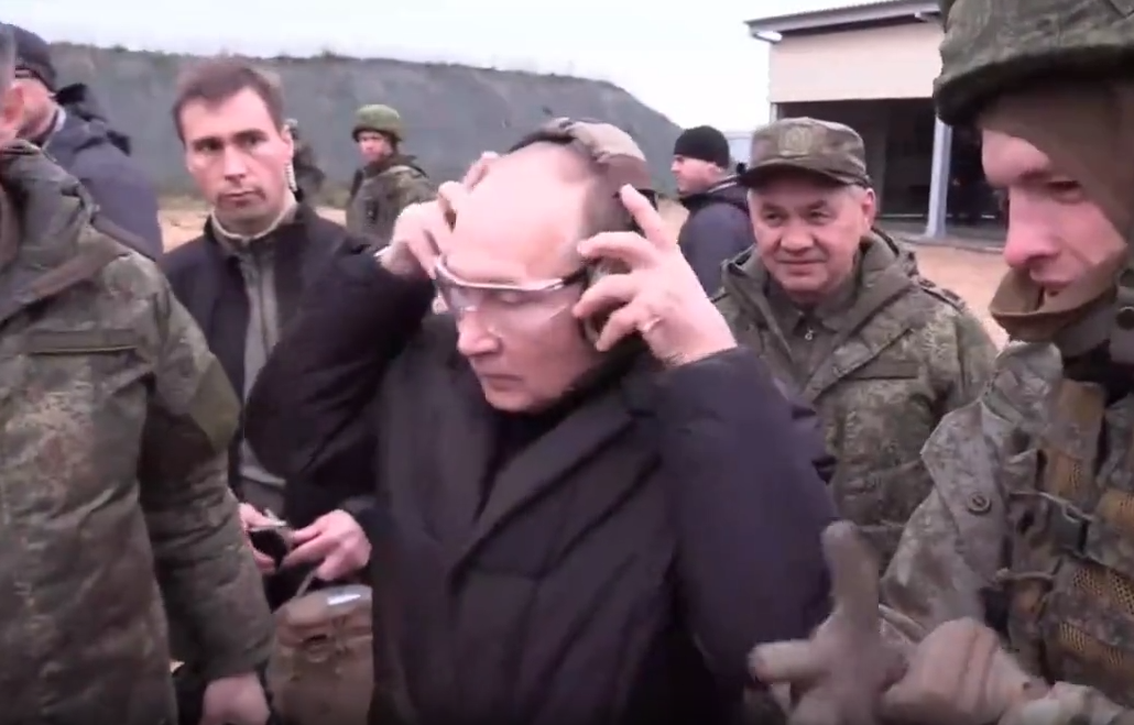 Putin practicó tiro al blanco en campo de entrenamiento, muy lejos de la batalla (Video)