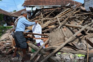 Niño de seis años fue rescatado con vida dos días después del terremoto en Indonesia