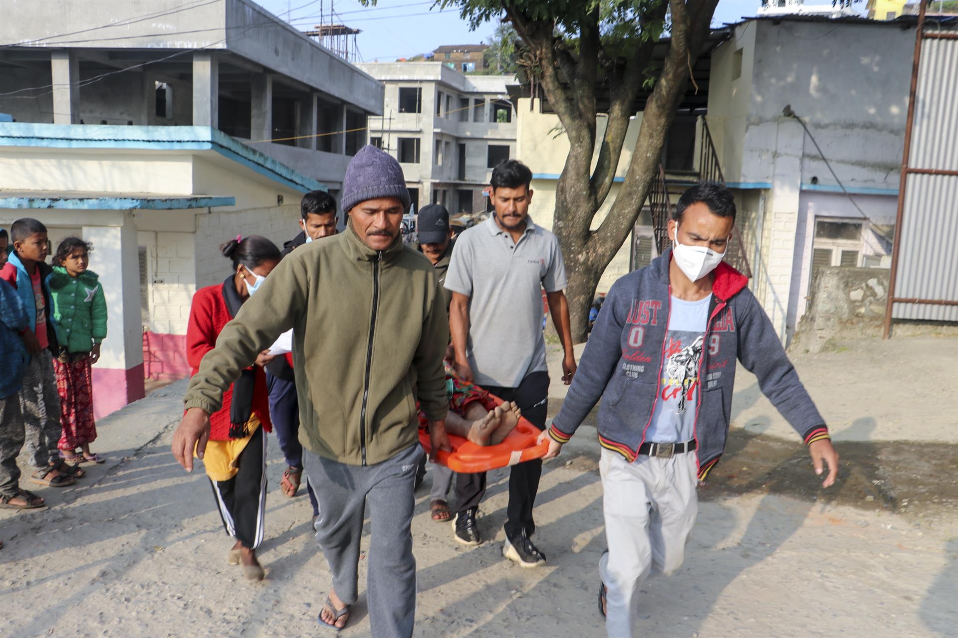 Al menos 6 muertos por un terremoto de 5,6 en el oeste de Nepal