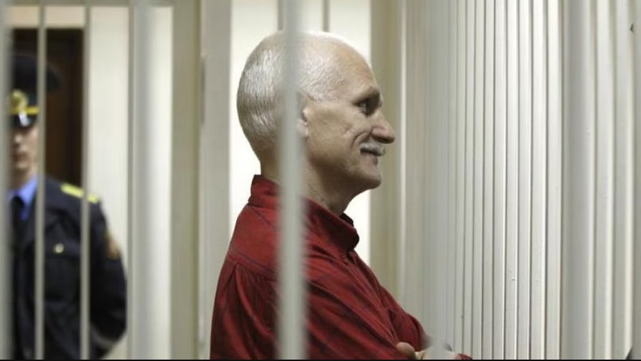 El nobel de la Paz bielorruso Beliatski se enfrenta a 12 años de prisión por “contrabando”