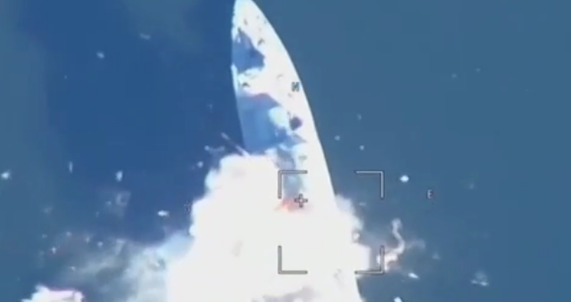 EN VIDEO: Momento en el que un drone kamikaze ruso impacta contra un cañonero ucraniano en el mar