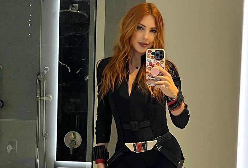 Sascha Fitness, toda una sensual “Black Widow” con su disfraz de Halloween (FOTOS)