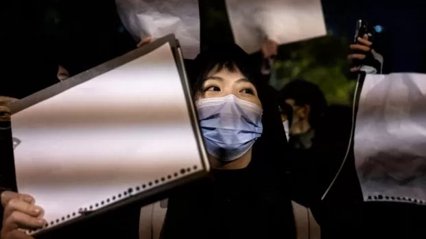 Por qué una hoja en blanco se convirtió en el símbolo de las inéditas protestas en China