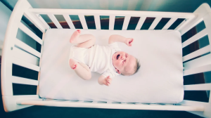 ¿Por qué los bebés dormidos lloran cuando los acuestan en la cuna?