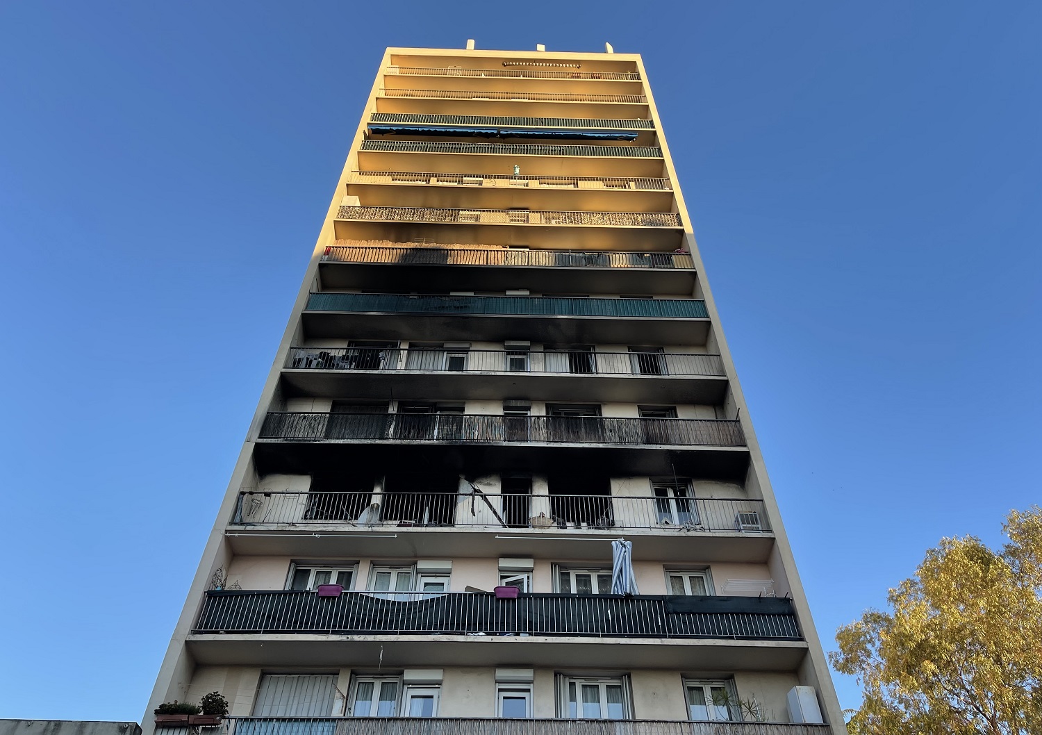 Un muerto, varios heridos y 200 evacuados en un incendio de viviendas en Francia (Fotos)