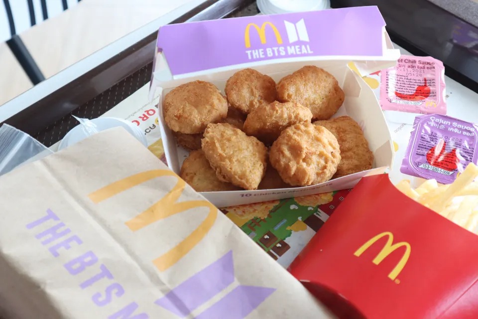 Se cansó de la espera y se metió a la cocina para buscar sus nuggets de McDonald’s (VIDEO)