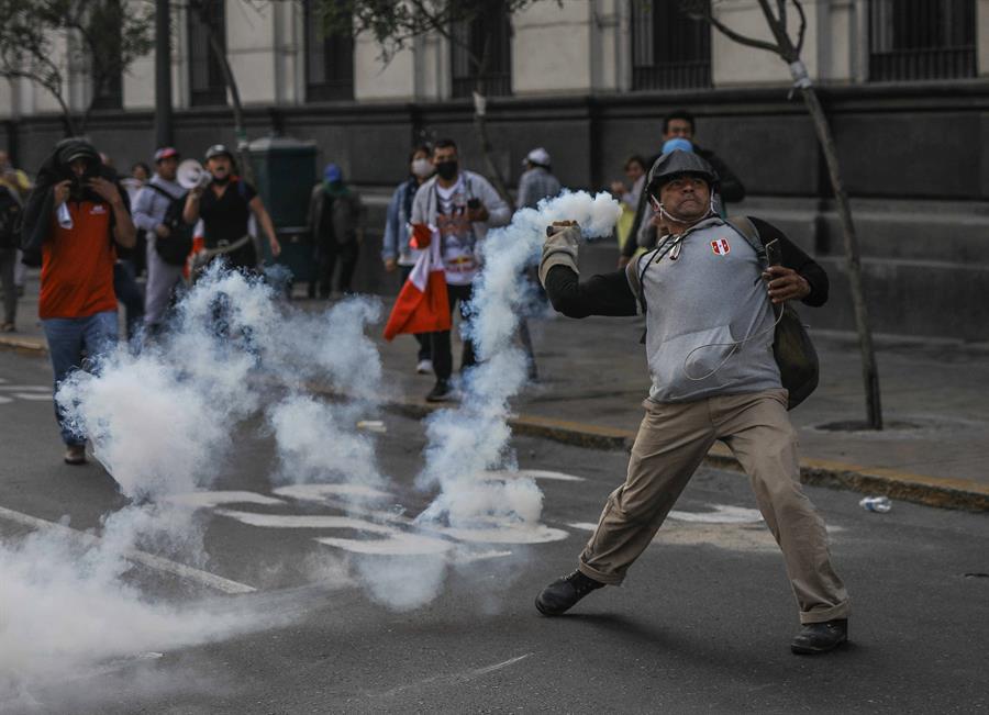 Crece presión política en Perú con marchas extendidas a Lima