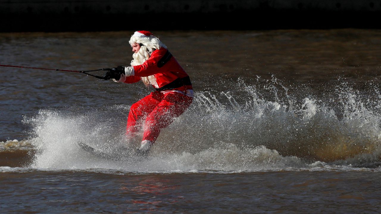 La tradición del Papá Noel que hace esquí acuático todos los años en EEUU