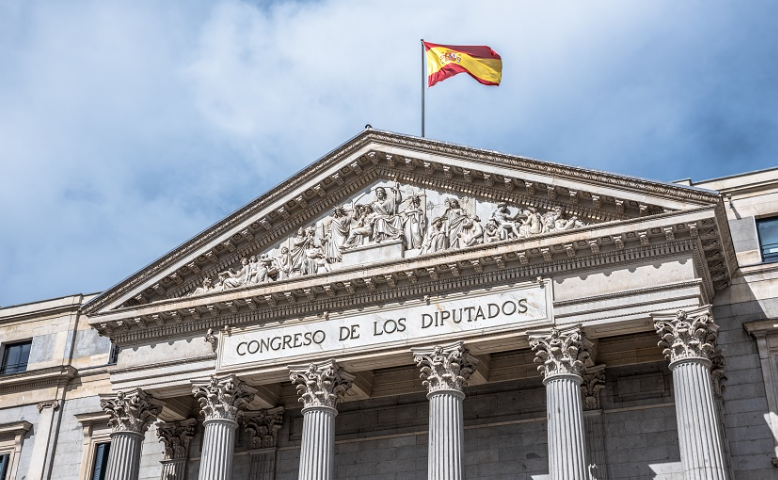 Vozpópuli: Otra encuesta confirma la mayoría absoluta de PP y Vox en el Congreso español