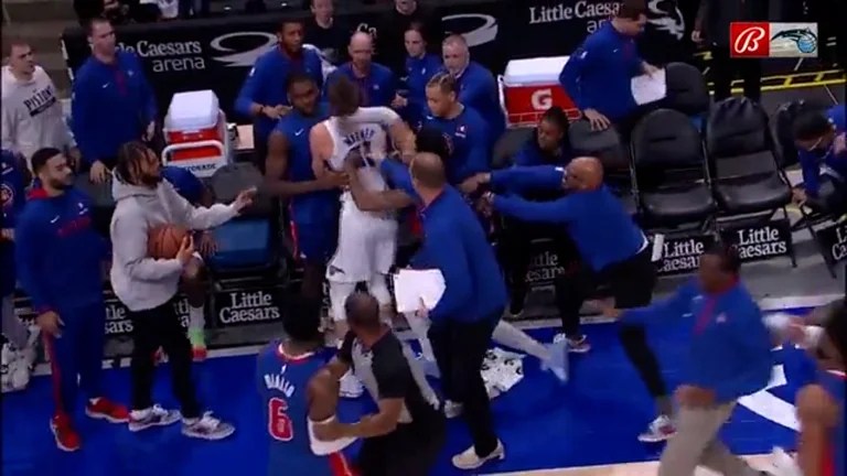 Feroz pelea en la NBA: el brutal ataque por la espalda de un jugador que dejó inconsciente a un rival (VIDEO)
