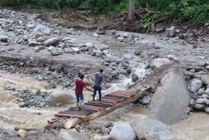 En Santa Apolonia de Mérida, pobladores construyen puente ante el abandono del chavismo