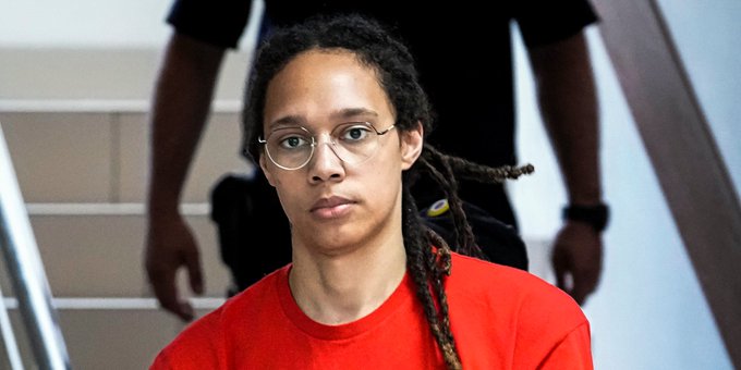 Basquetbolista estadounidense Brittney Griner llega a Texas tras canje de prisioneros con Rusia