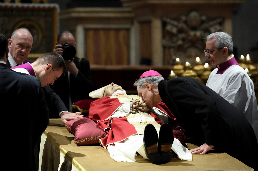 Desvelan el contenido del pergamino que acompaña a los restos de Benedicto XVI