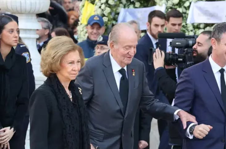 Los reyes Juan Carlos I y Sofía, muy unidos en el funeral de Constantino de Grecia