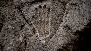 Huella de una mano en fosa de mil años de antigüedad desconcierta a los arqueólogos en Israel (FOTOS)