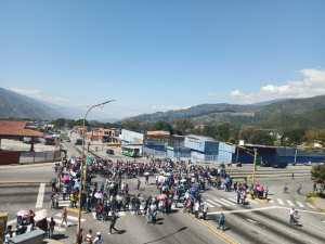 La lucha por mejores salarios no se detiene en Mérida: gremios y sindicatos tomaron la intercepción de Pie del Llano