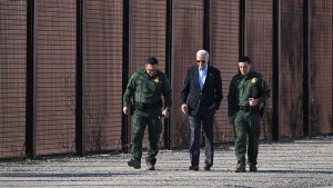 Biden evita ver de cerca la crisis en la frontera tras una breve visita a El Paso