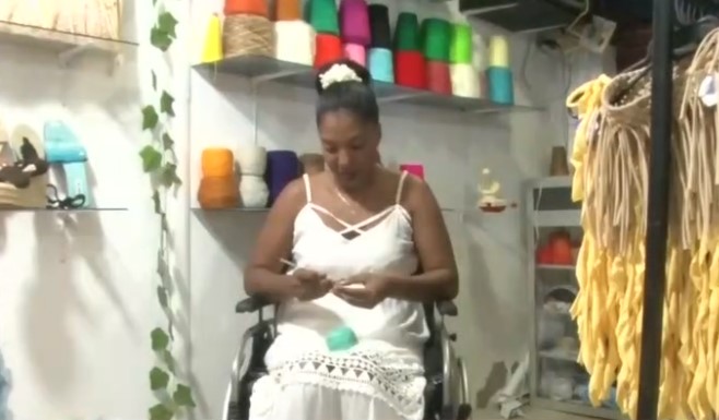 Pese a que una enfermedad la dejó en silla de ruedas, decidió emprender como la “Tejedora de sueños”